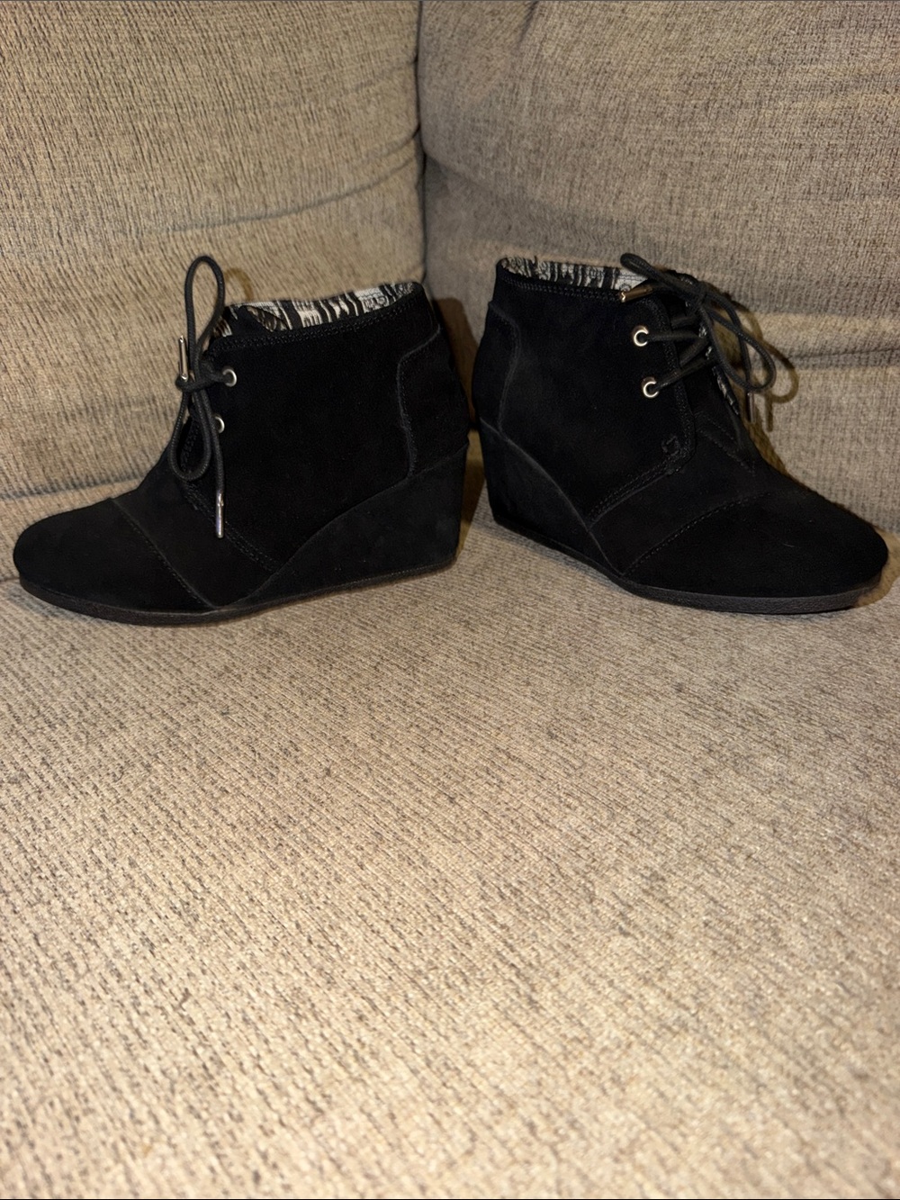 TOMS Desert Wedge Bootie Women’s Black Suede Ankle Boots Lace size 8W worn once!